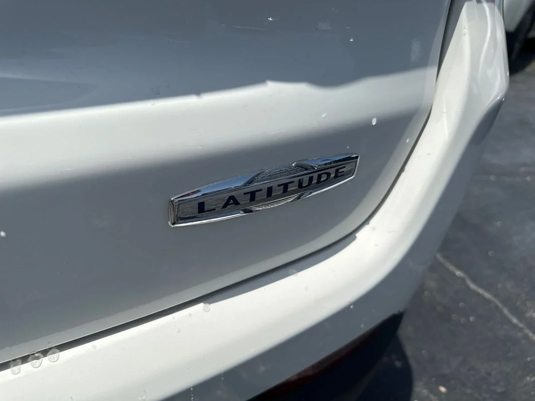Used 2019  Jeep Latitude FWD image 15