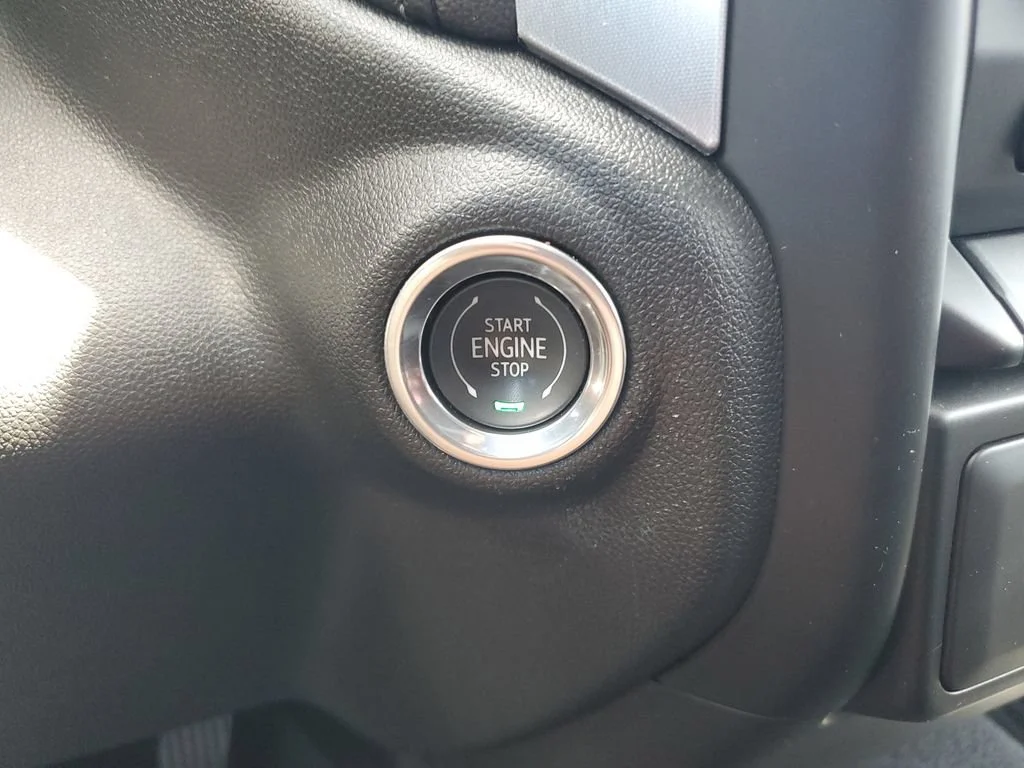 Used 2020 SUMMIT WHITE GMC SLE image 22