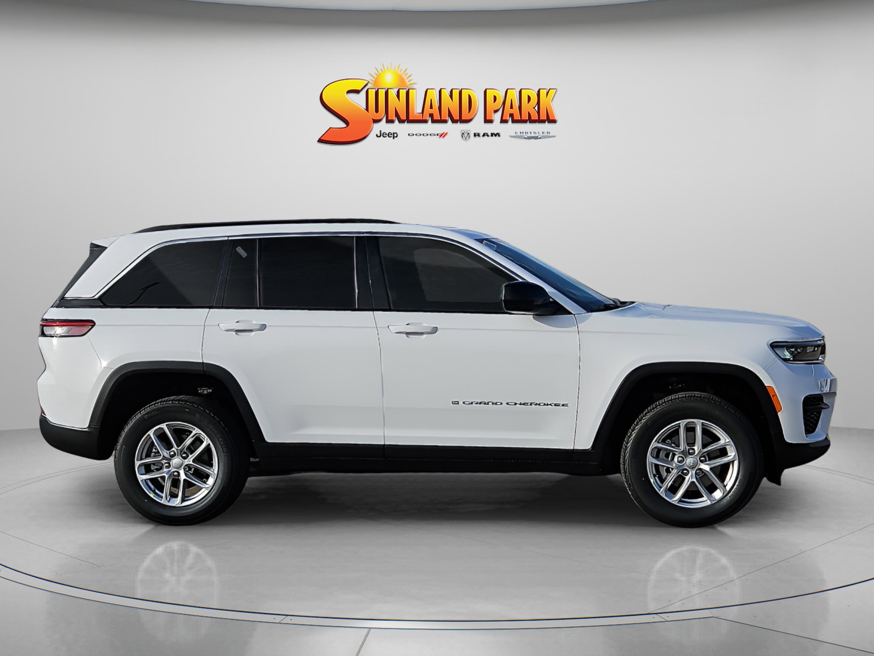 New 2025 Bright White Clear-Coat Exterior Paint Jeep Laredo image 6