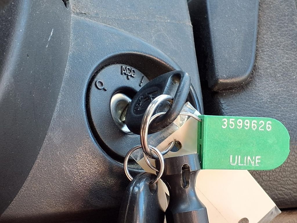 Used 2007 Silver Saturn Base image 17
