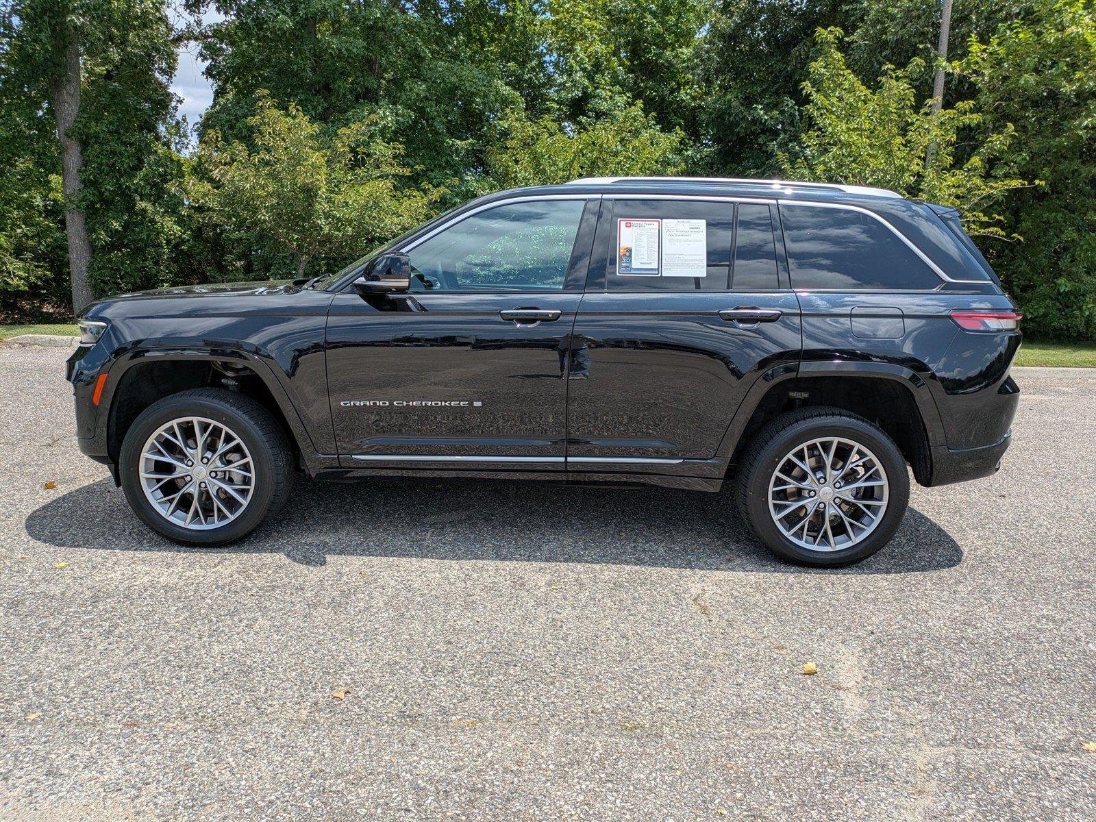 Used 2023 Diamond Black Crystal Pearlcoat Jeep Summit image 7