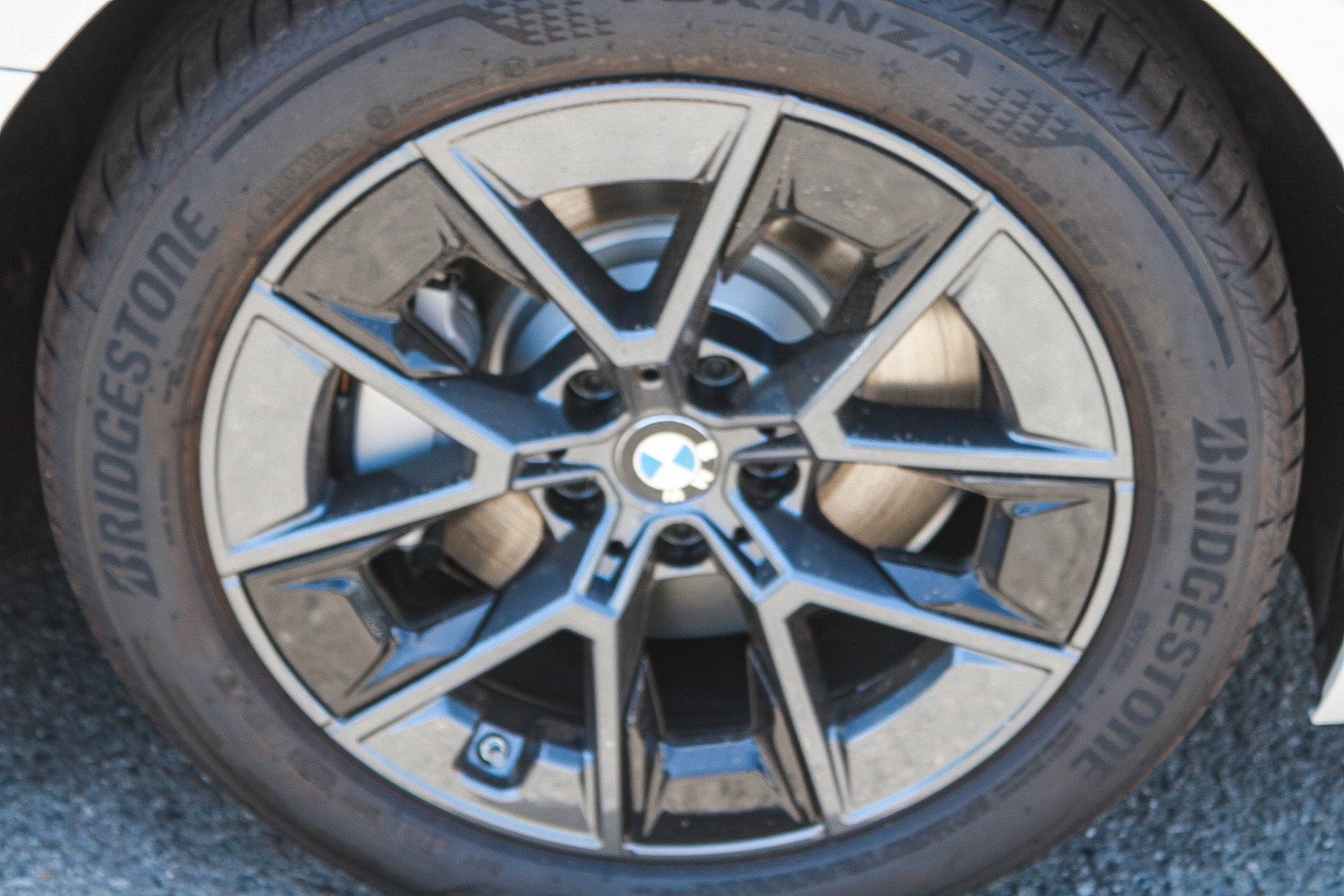 New 2026 Mineral White Metallic BMW xDrive40 image 10