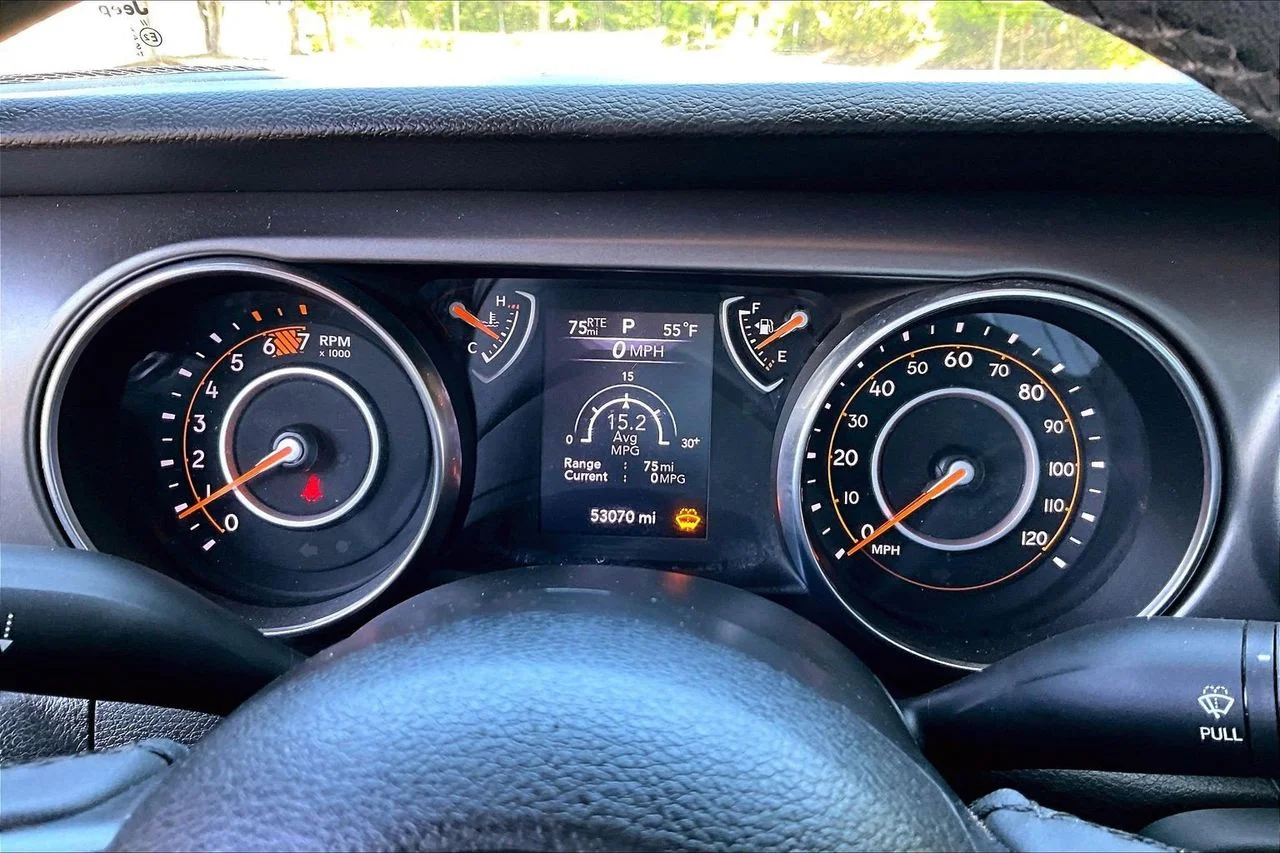 Used 2023 Red Jeep Sport S image 10