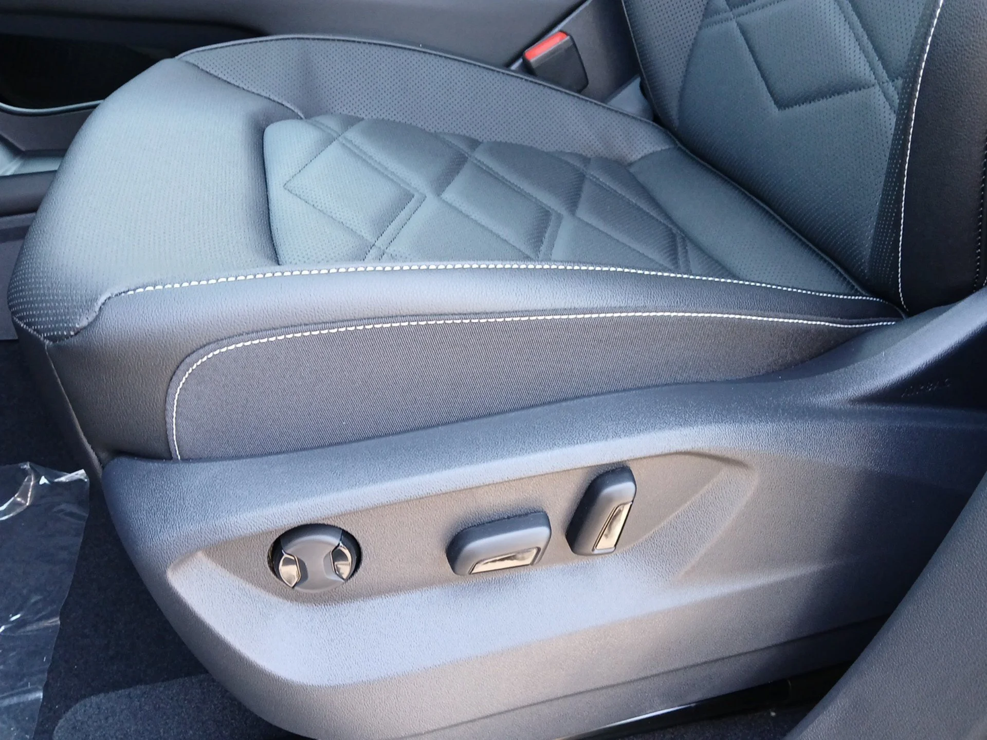 New 2026 Deep Black Pearl Volkswagen 2.0T SE image 18