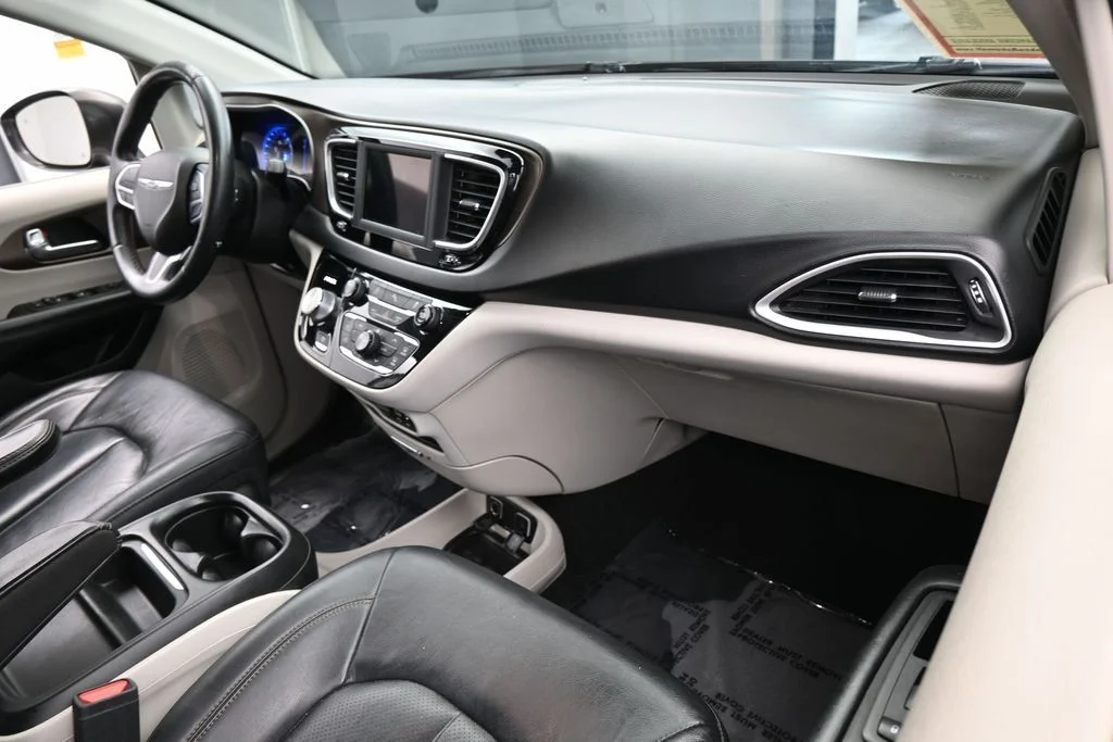 Used 2019 Granite Crystal Metallic Clearcoat Chrysler Touring L image 48