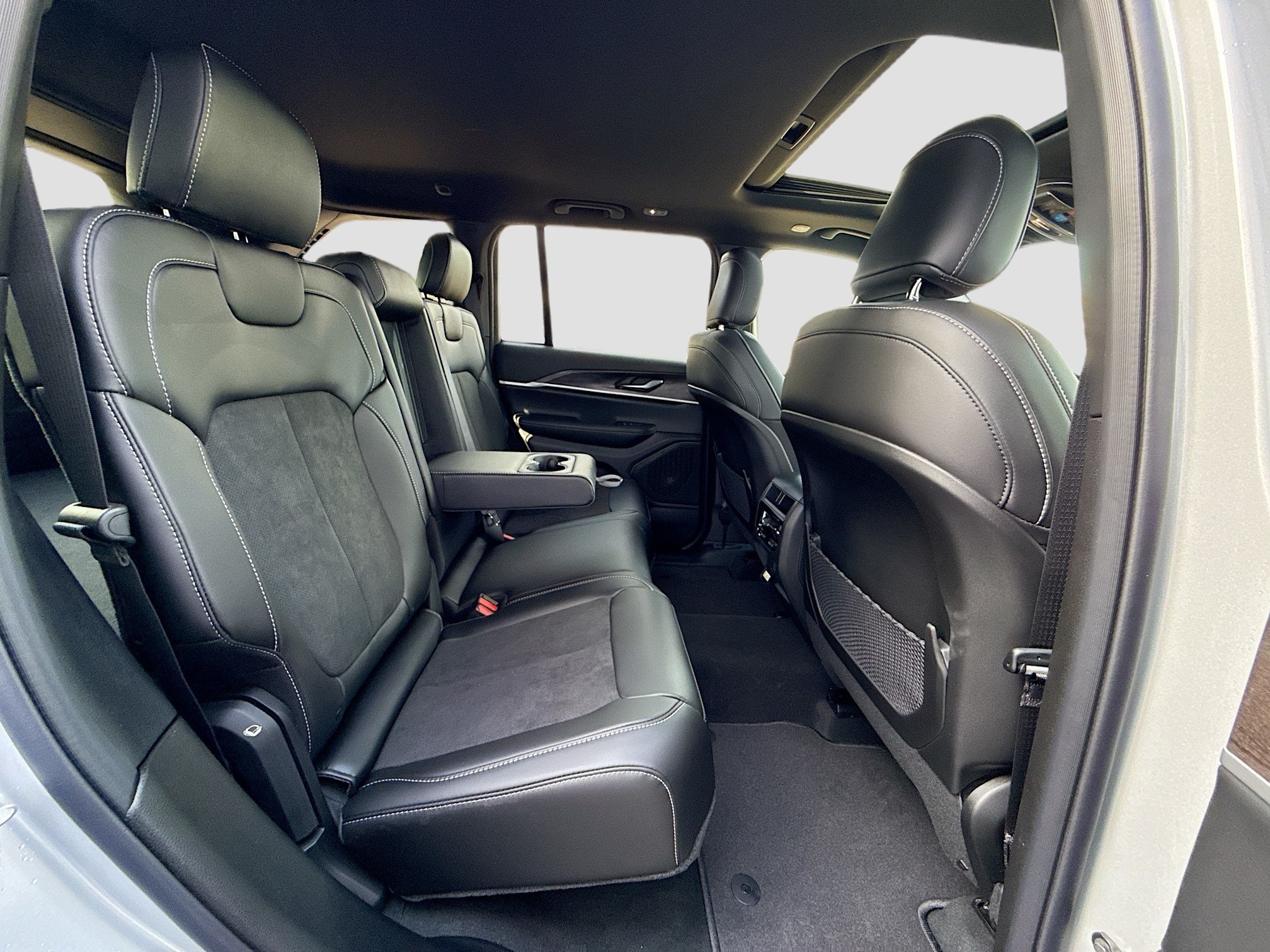 New 2026 Silver Zynith Exterior Paint Jeep Laredo Altitude image 30