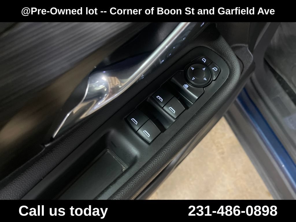 Used 2020 BLUE EMERALD METALLIC GMC SLT image 17