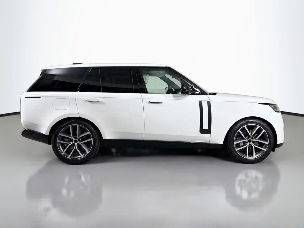 New 2026 Fuji White Land Rover SE image 4