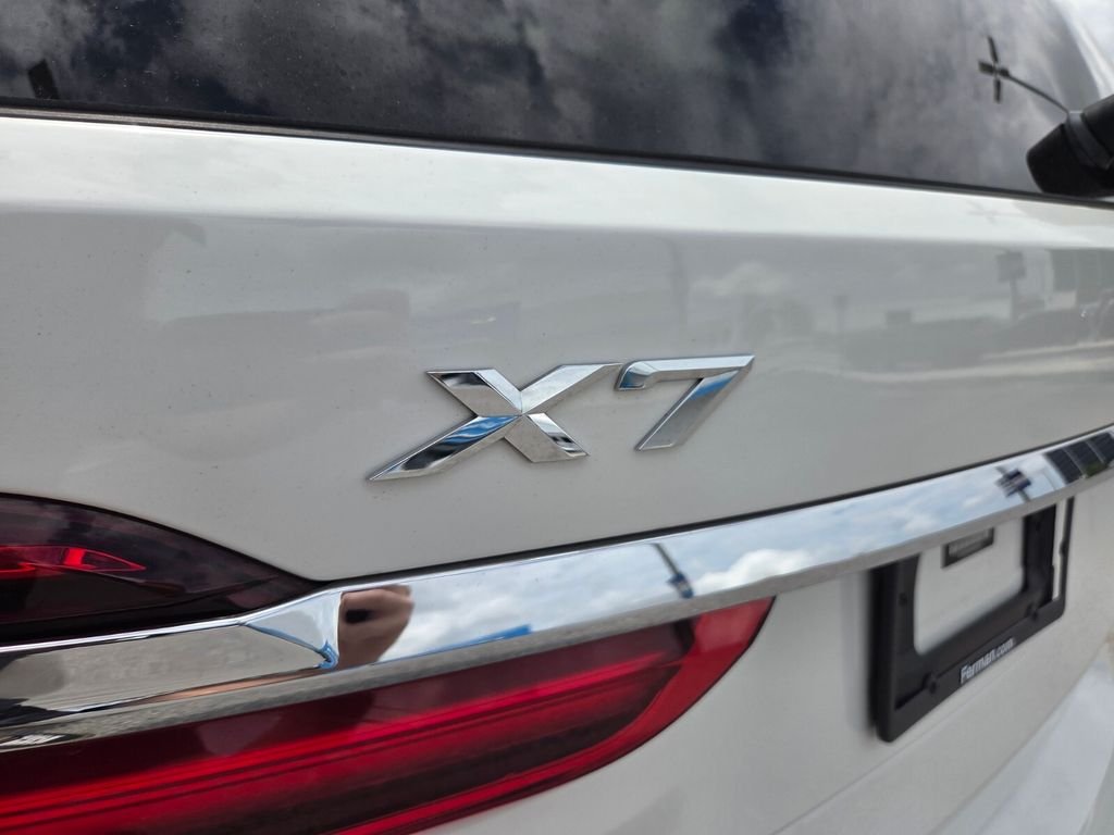 Used 2021 White BMW xDrive40i image 12