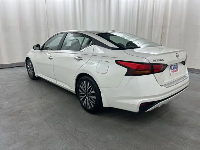 Used 2023 White Nissan 2.5 SV image 4