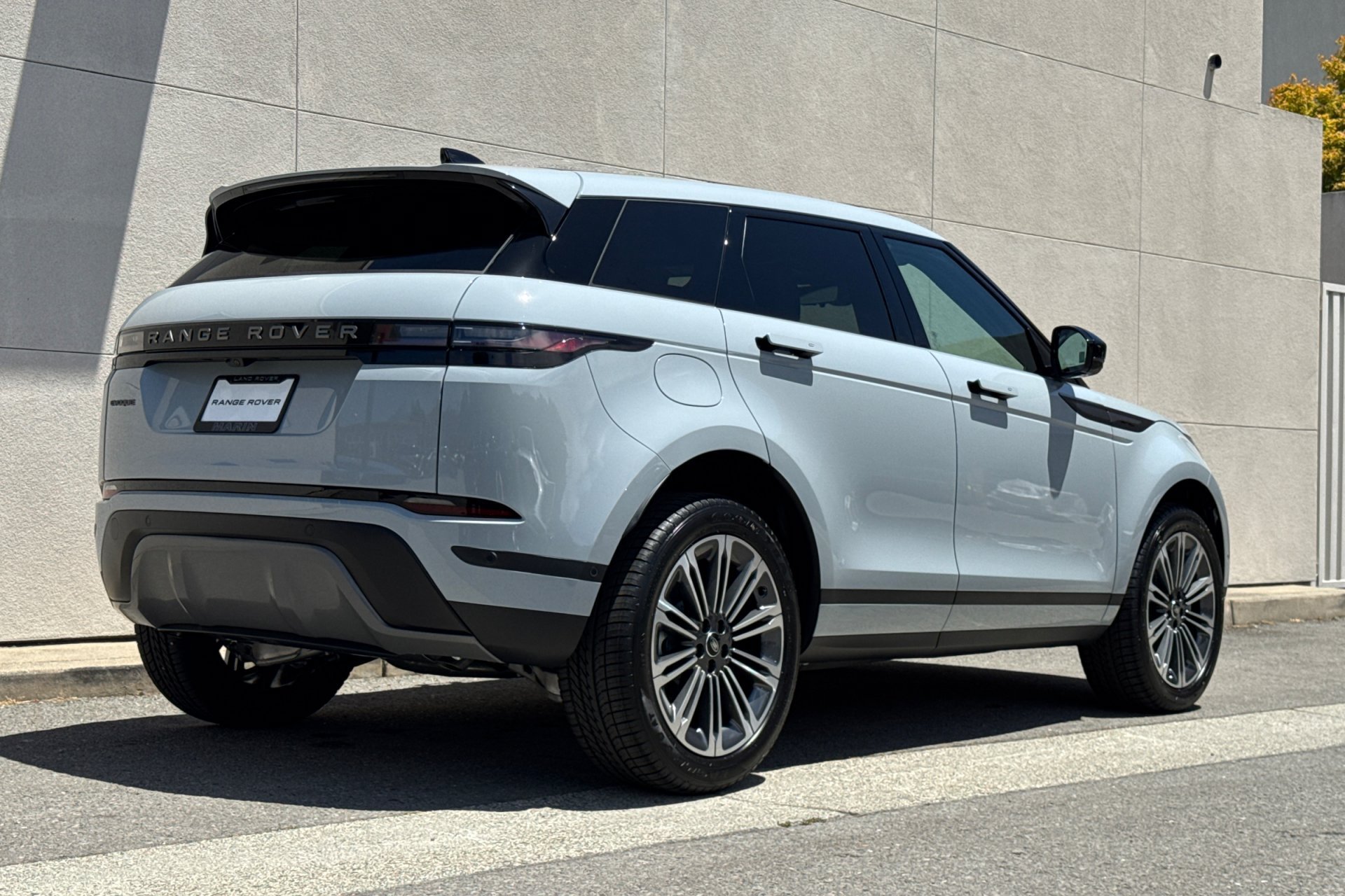 New 2026 Arroios Grey Land Rover Core S image 2
