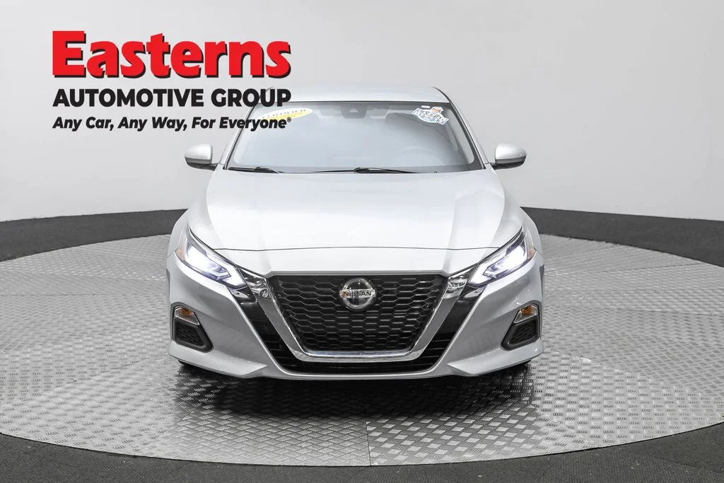 Used 2022 Silver Nissan 2.5 SV image 2
