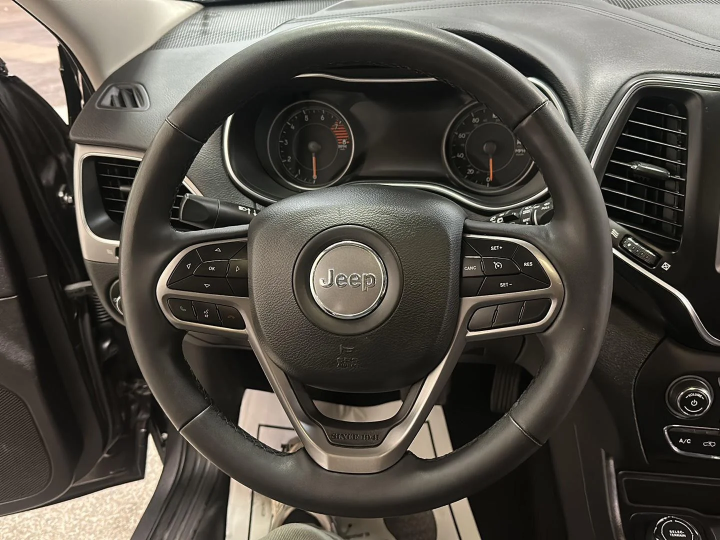 Used 2022 Granite Crystal Metallic Clearcoat Jeep Latitude Lux image 18
