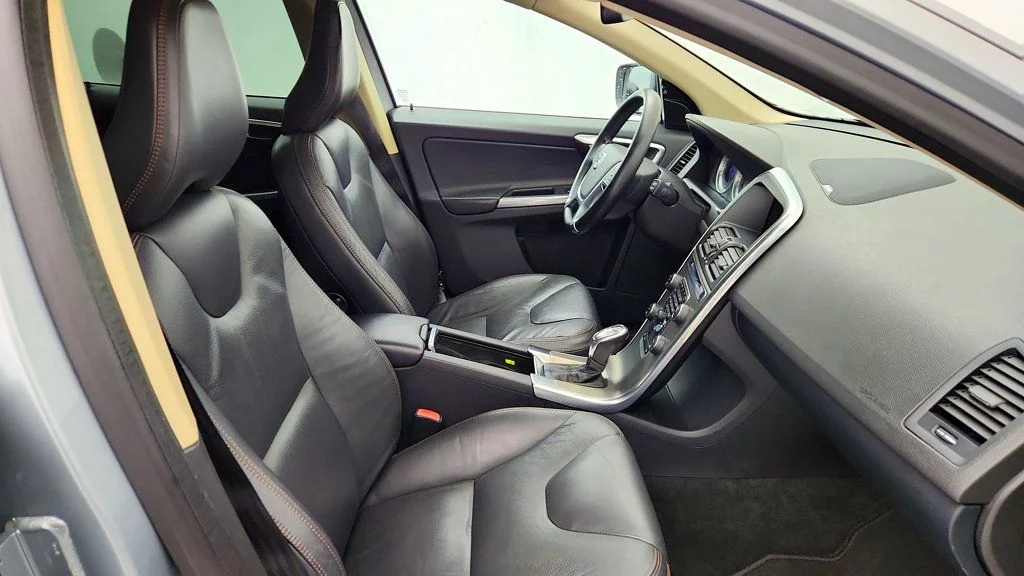 Used 2013 Electric Silver Metallic Volvo AWD 4dr T6 image 25