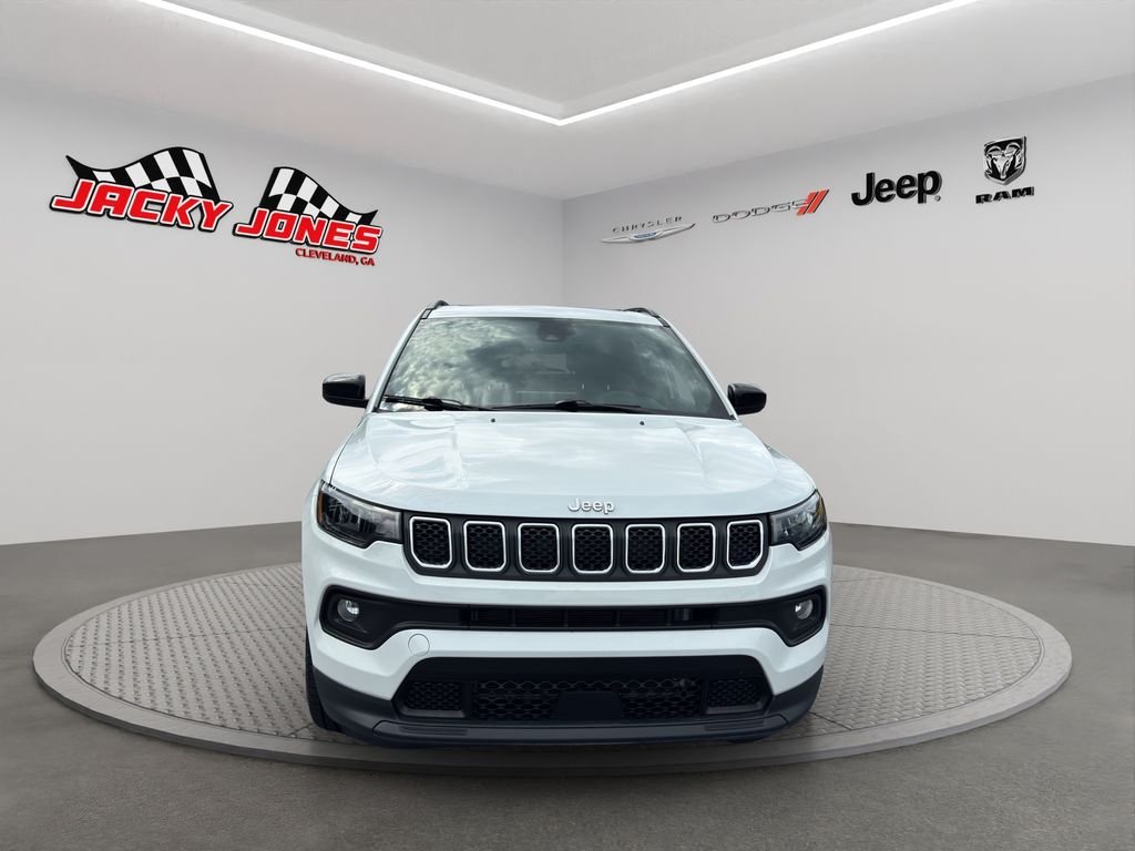 Used 2023 Bright White Clearcoat Jeep Latitude Lux image 14