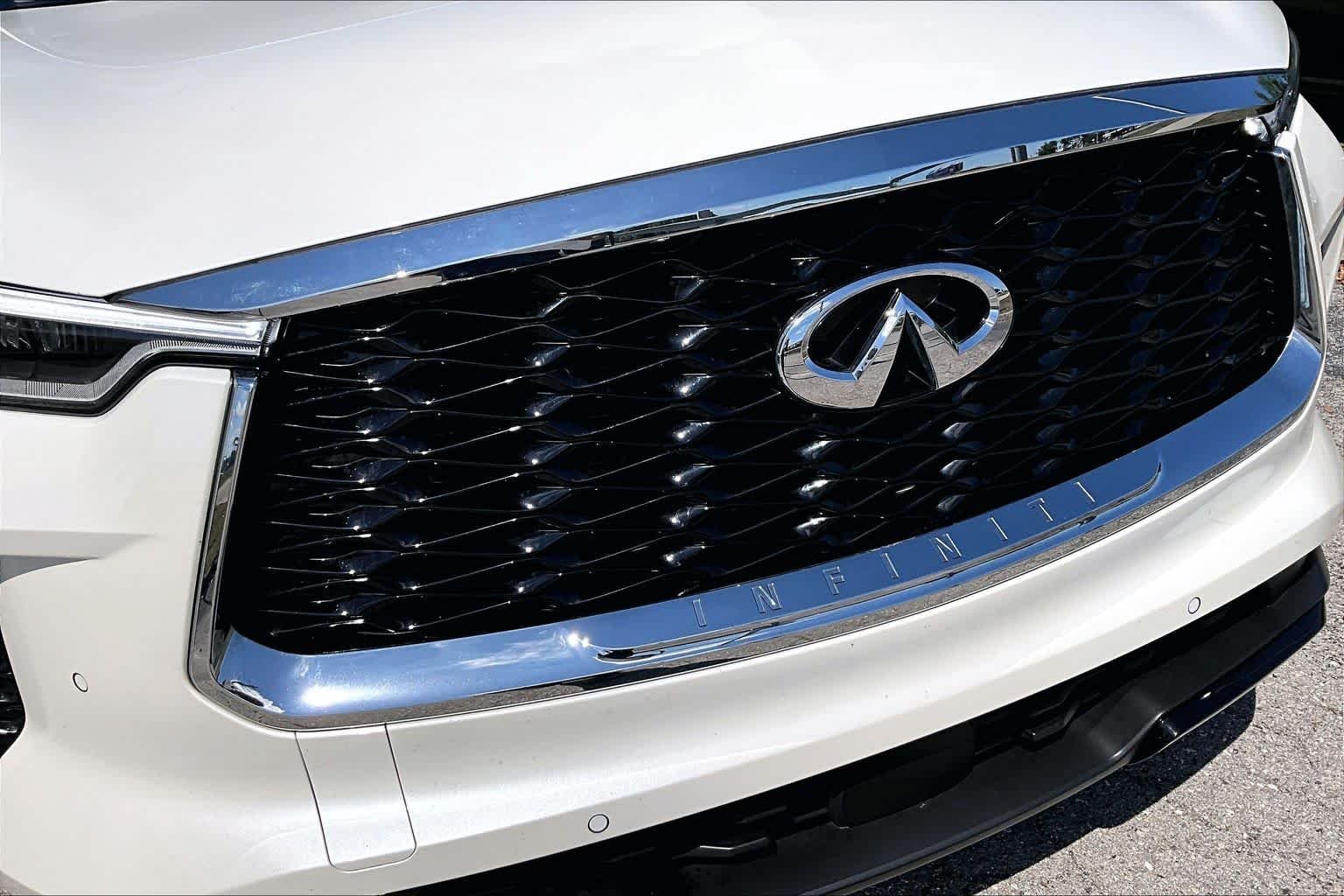 Used 2024 Majestic White INFINITI LUXE image 30
