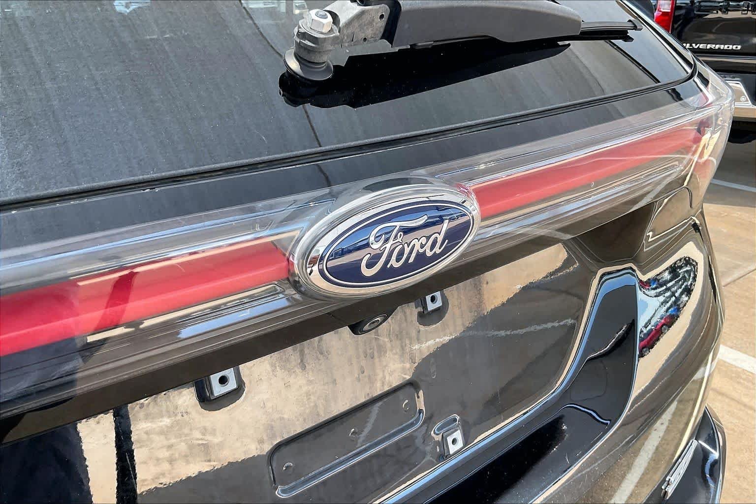 Used 2018 Shadow Black Ford SEL image 29