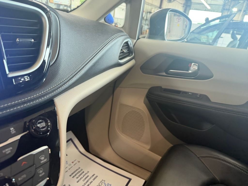 Used 2023 Silver Mist Clearcoat Chrysler Touring L image 13