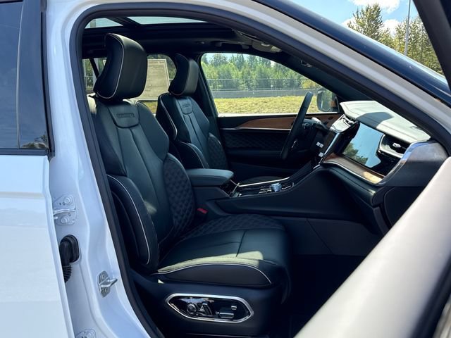 New 2026 Bright White Clear-Coat Exterior Paint Jeep Summit image 29