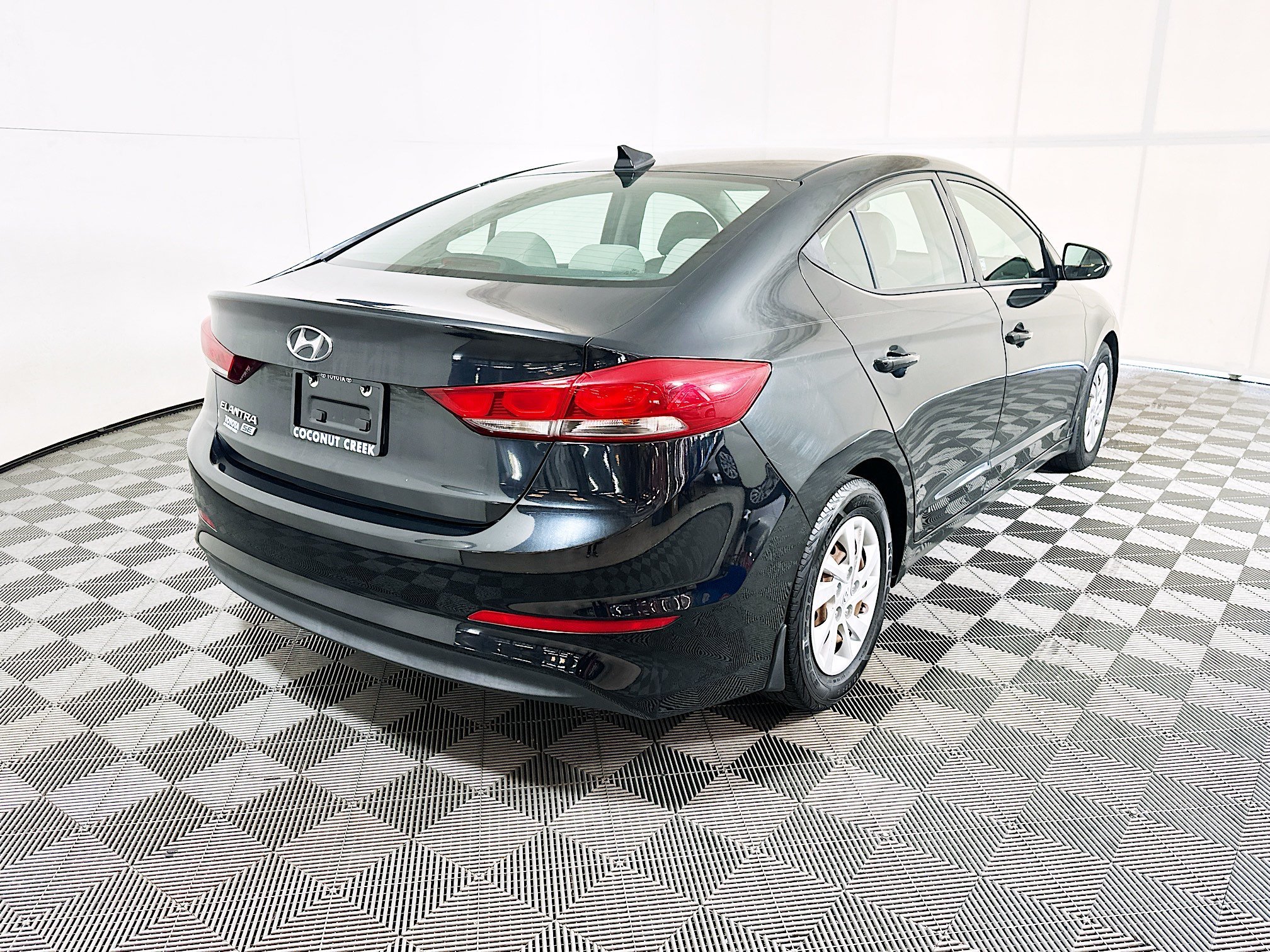Used 2018 Phantom Black Hyundai SE image 3