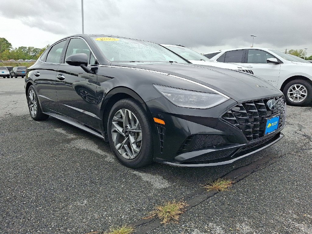 Used 2023 Black Hyundai SEL image 1