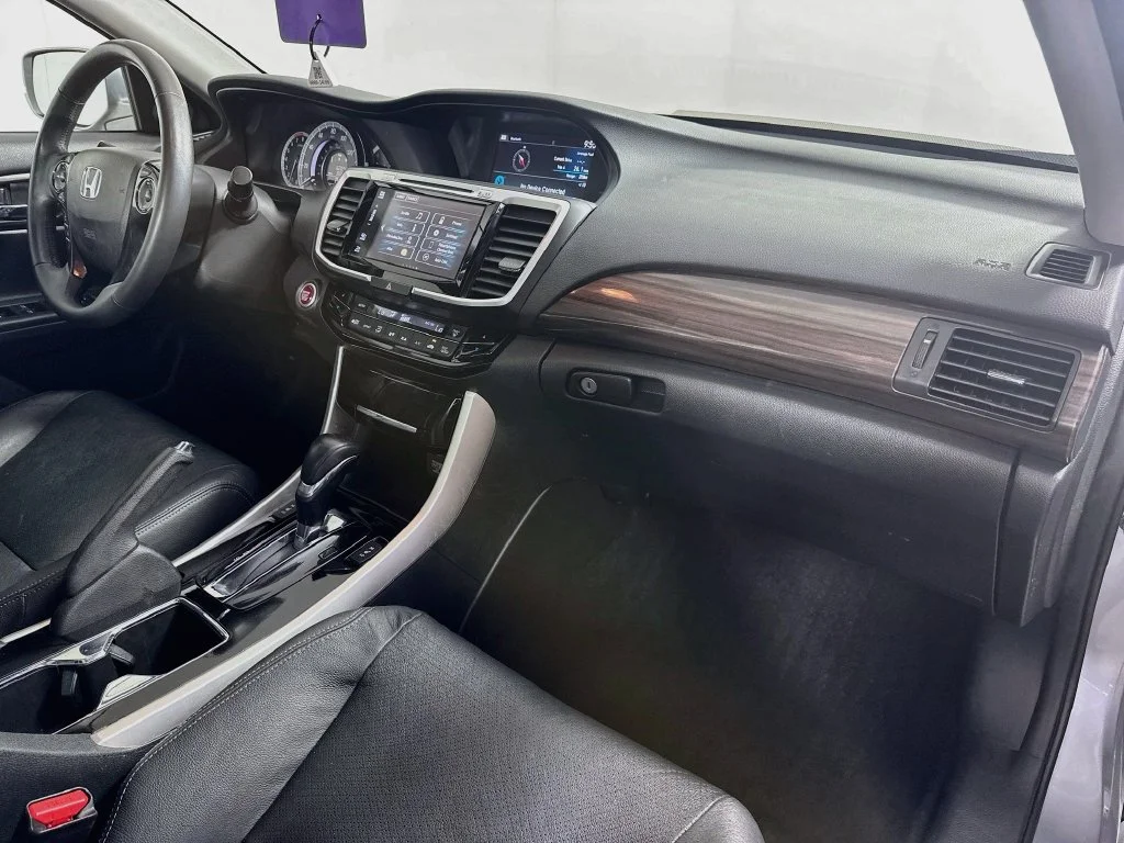 Used 2016 Silver Honda EX-L image 36