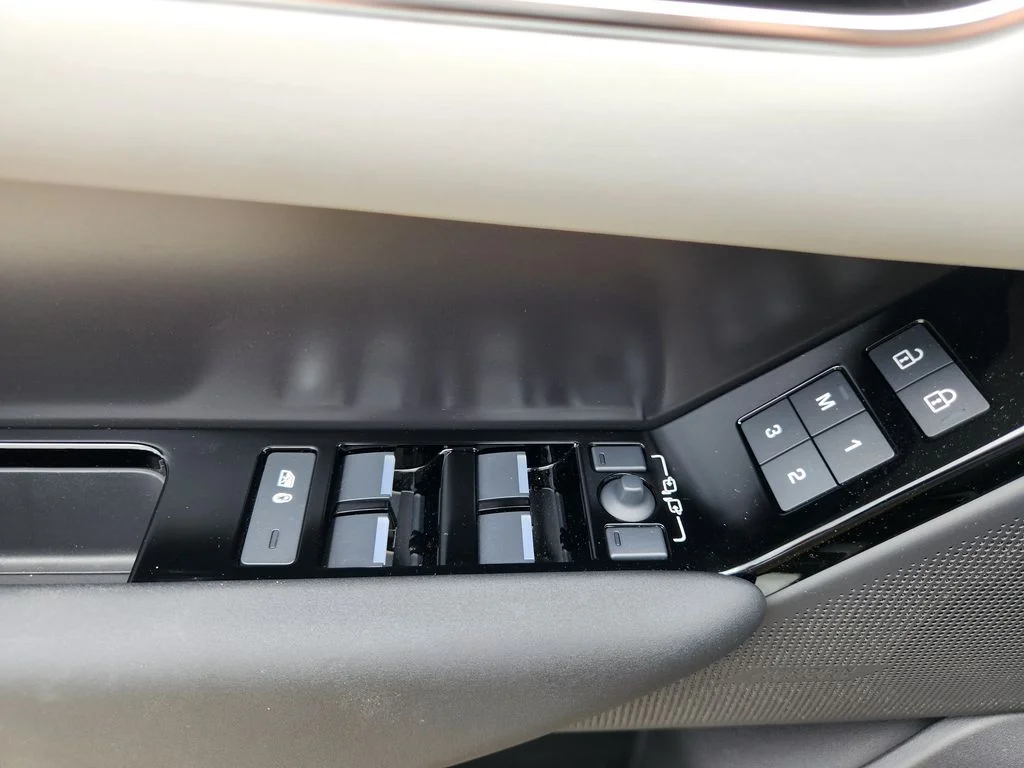 Used 2026 Fuji White Land Rover S image 18