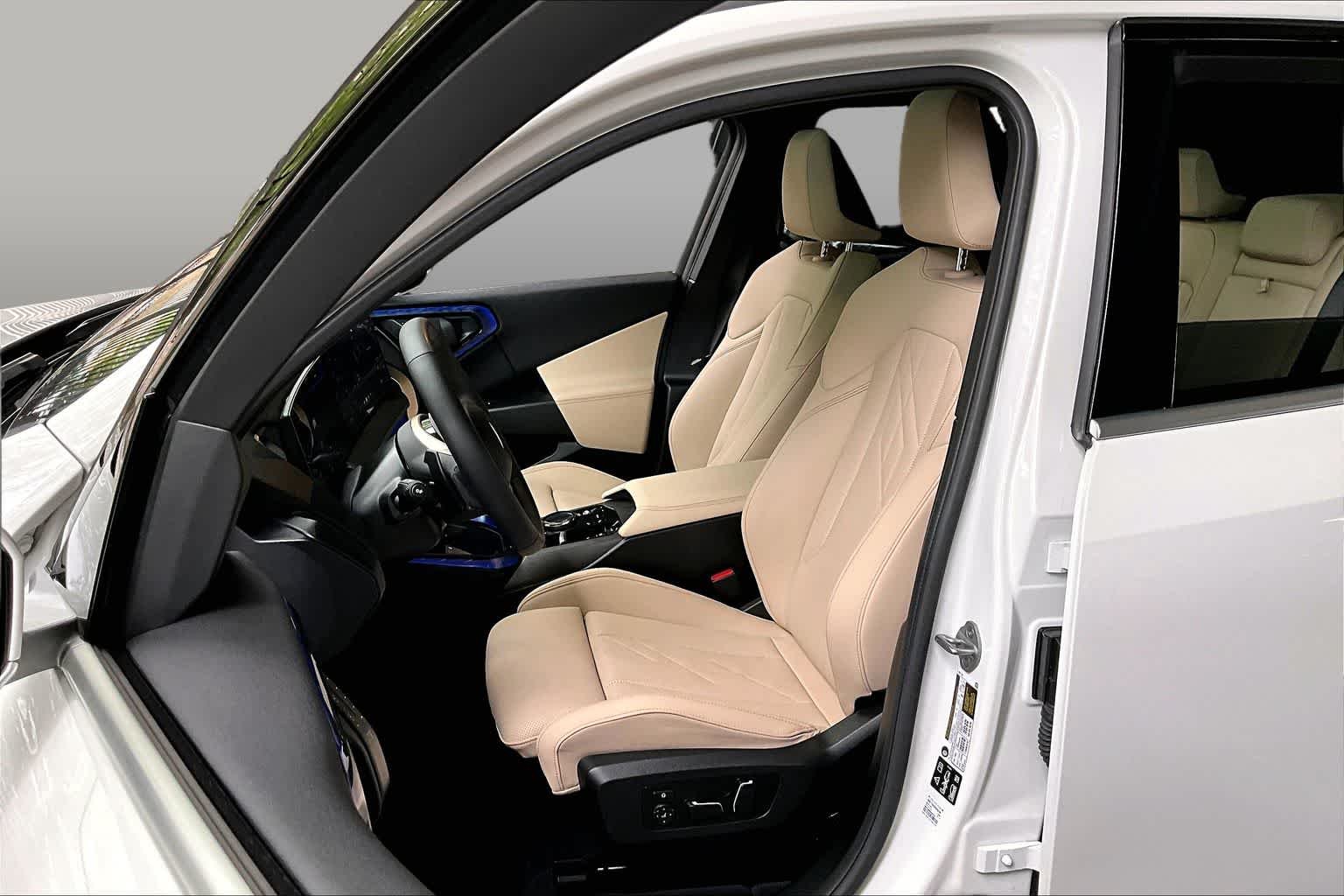 Used 2025 Alpine White BMW 30 xDrive image 8