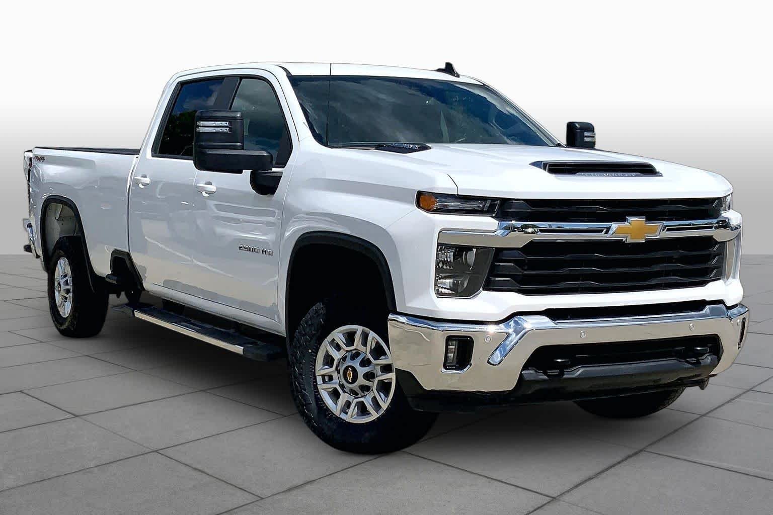 Used 2025 Summit White Chevrolet LT image 3