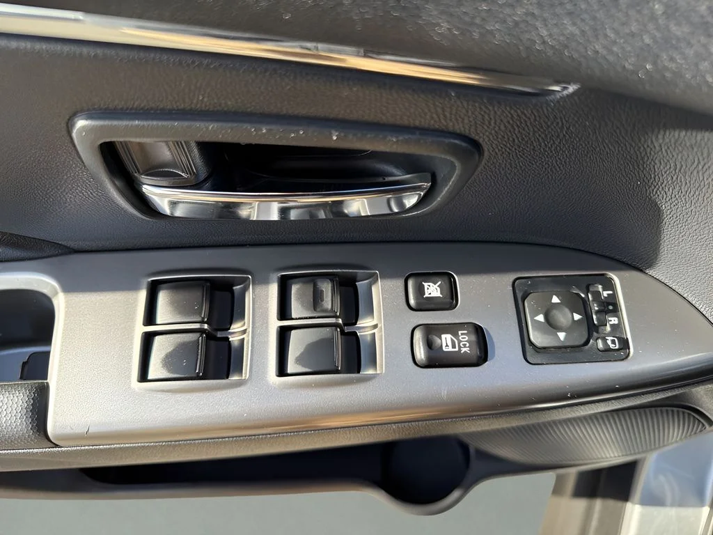 Used 2023 Silver Mitsubishi 2.0 ES image 28