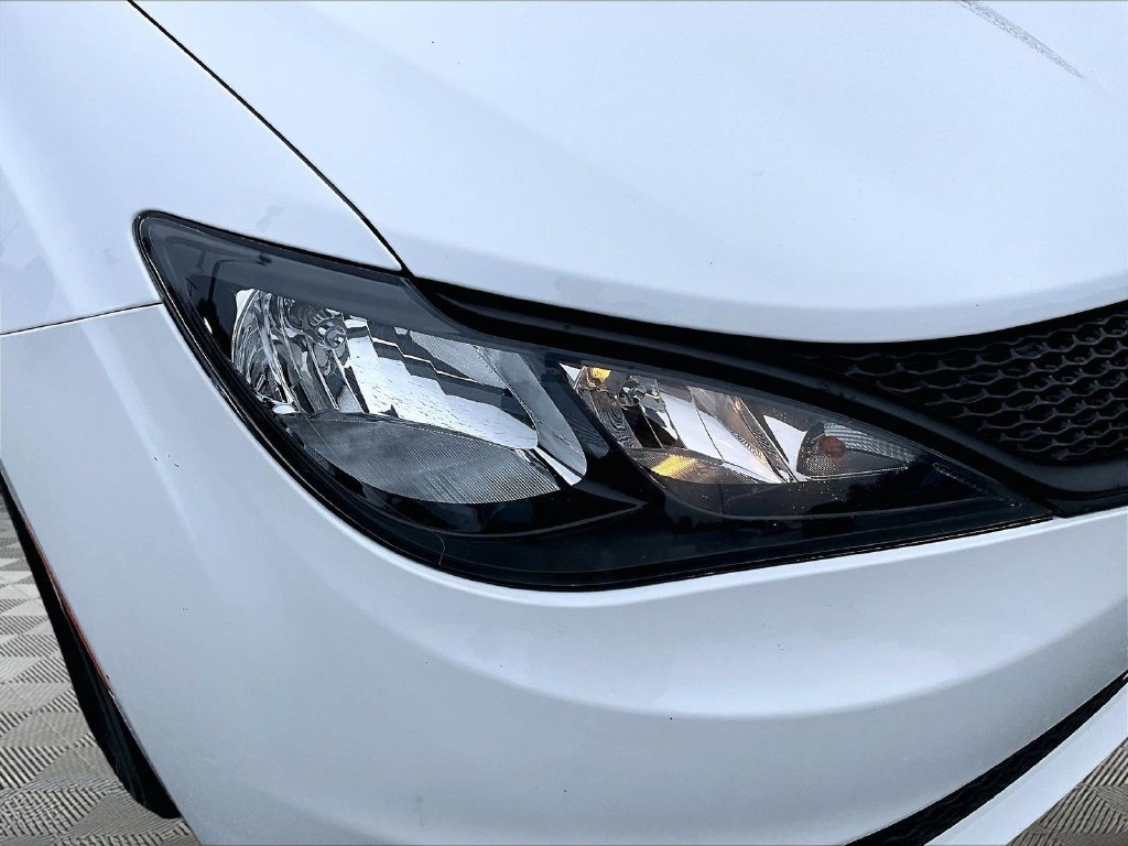 Used 2024 White Chrysler LX image 34