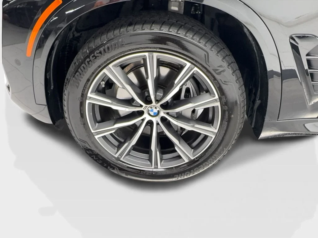 Used 2025 Black BMW sDrive40i image 12
