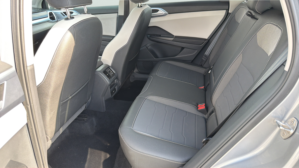 Used 2025  Volkswagen 1.5T SE image 18