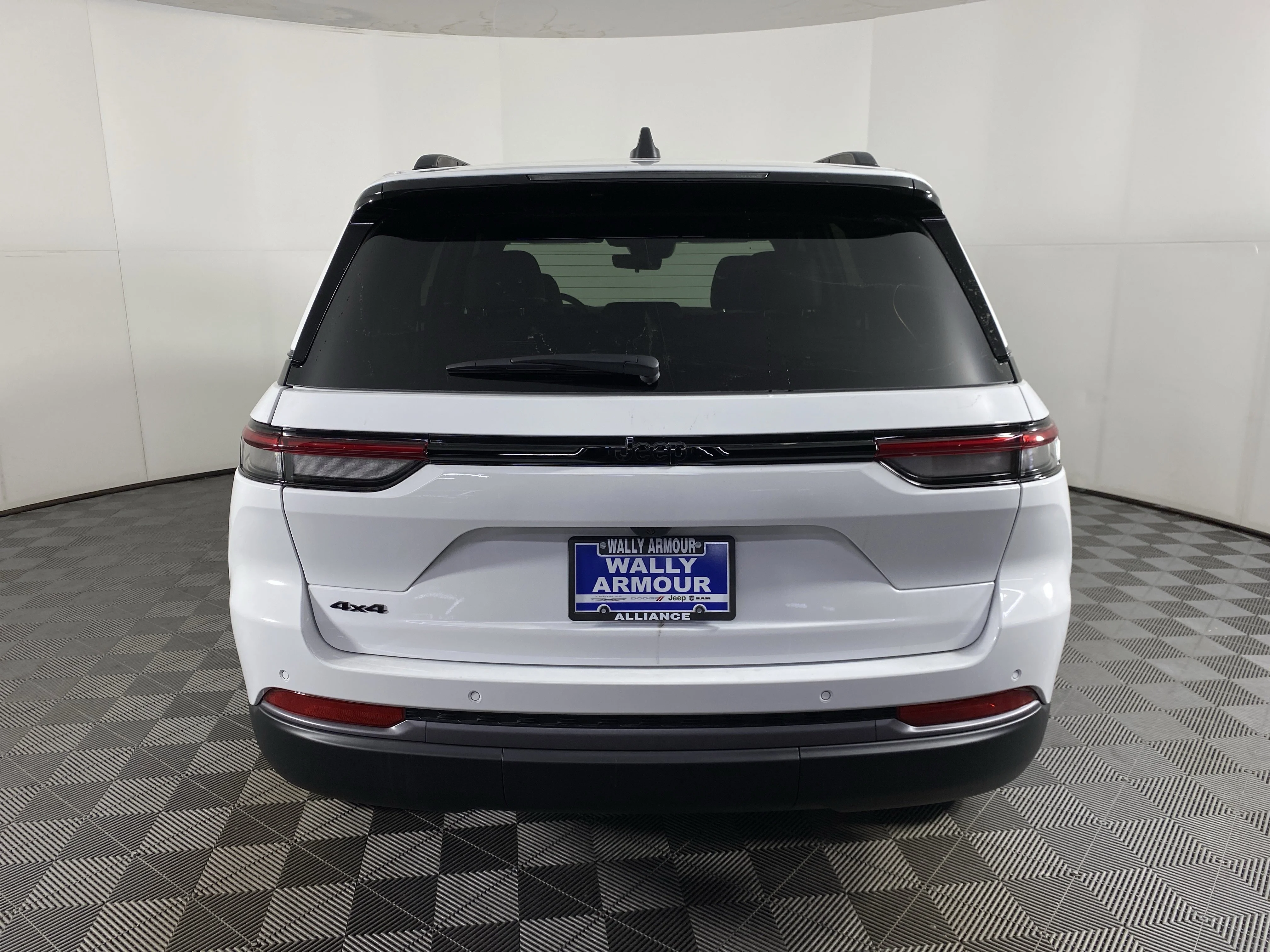 New 2026 Bright White Clear-Coat Exterior Paint Jeep Altitude image 9