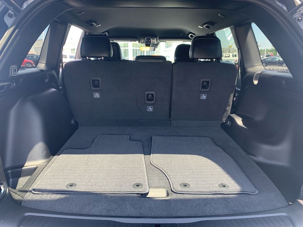 New 2026 Silver Zynith Exterior Paint Jeep Laredo Altitude image 9