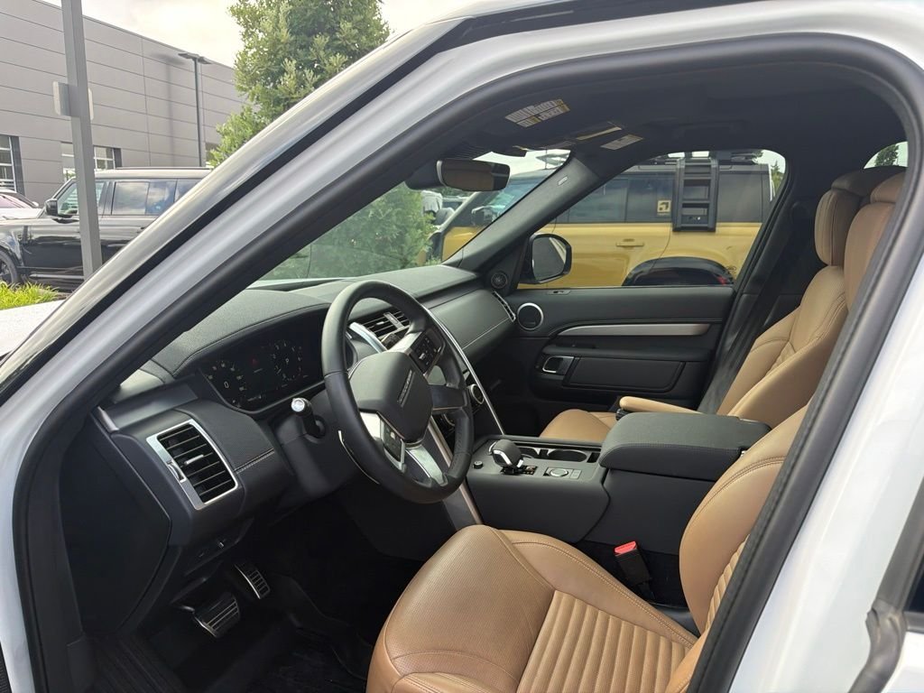 Used 2024 White Land Rover Dynamic SE image 8