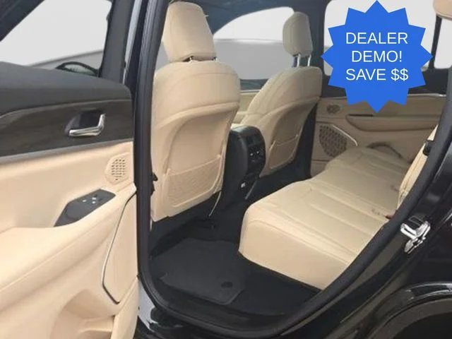 New 2026 Diamond Black Crystal Pearl-Coat Exterior Paint Jeep Limited image 18