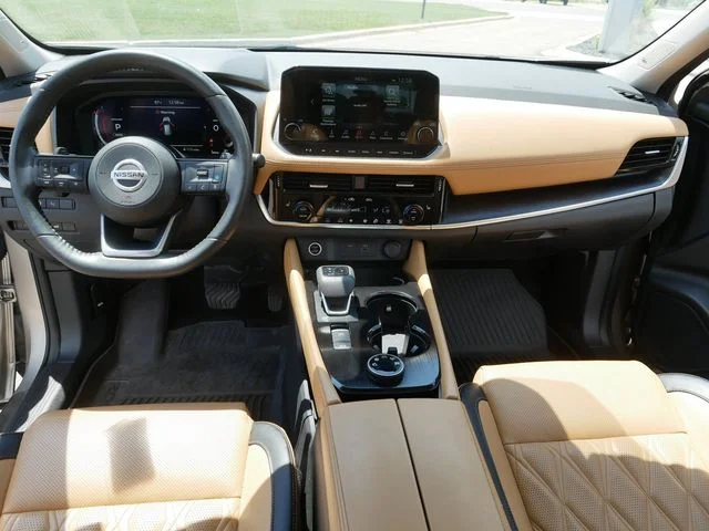 Used 2021 Gold Nissan Platinum image 21