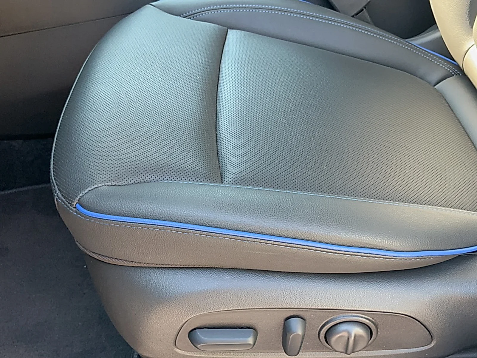 Used 2025 Summit White Buick Sport Touring FWD image 6
