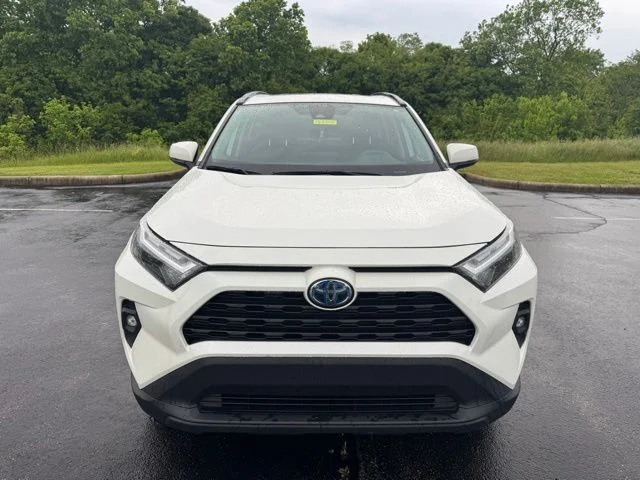 Used 2022 White Toyota XLE Premium image 8