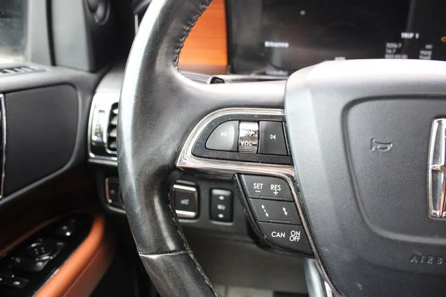 Used 2019 White Lincoln Reserve image 11