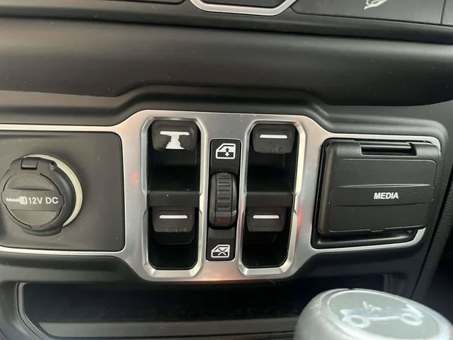 Used 2018 Silver Jeep Unlimited Sahara image 31