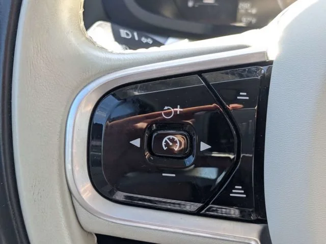 Used 2019  Volvo Momentum image 24