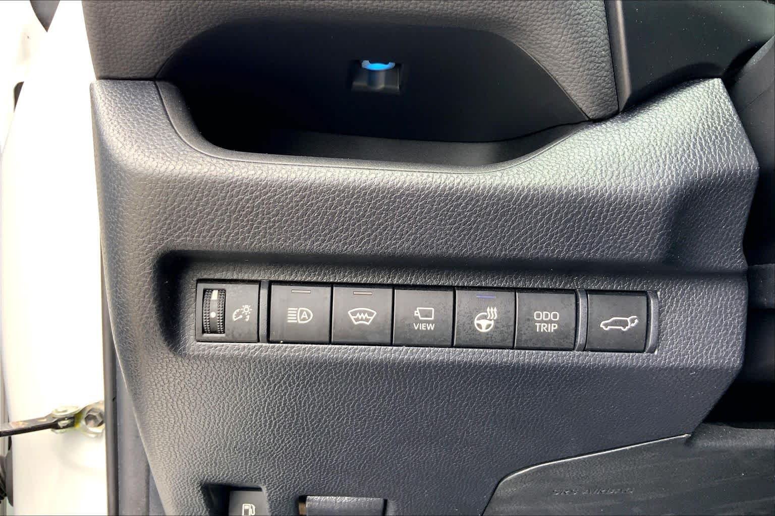 Used 2023 Wind Chill Pearl/Midnight Black Metallic Toyota Hybrid XSE image 33