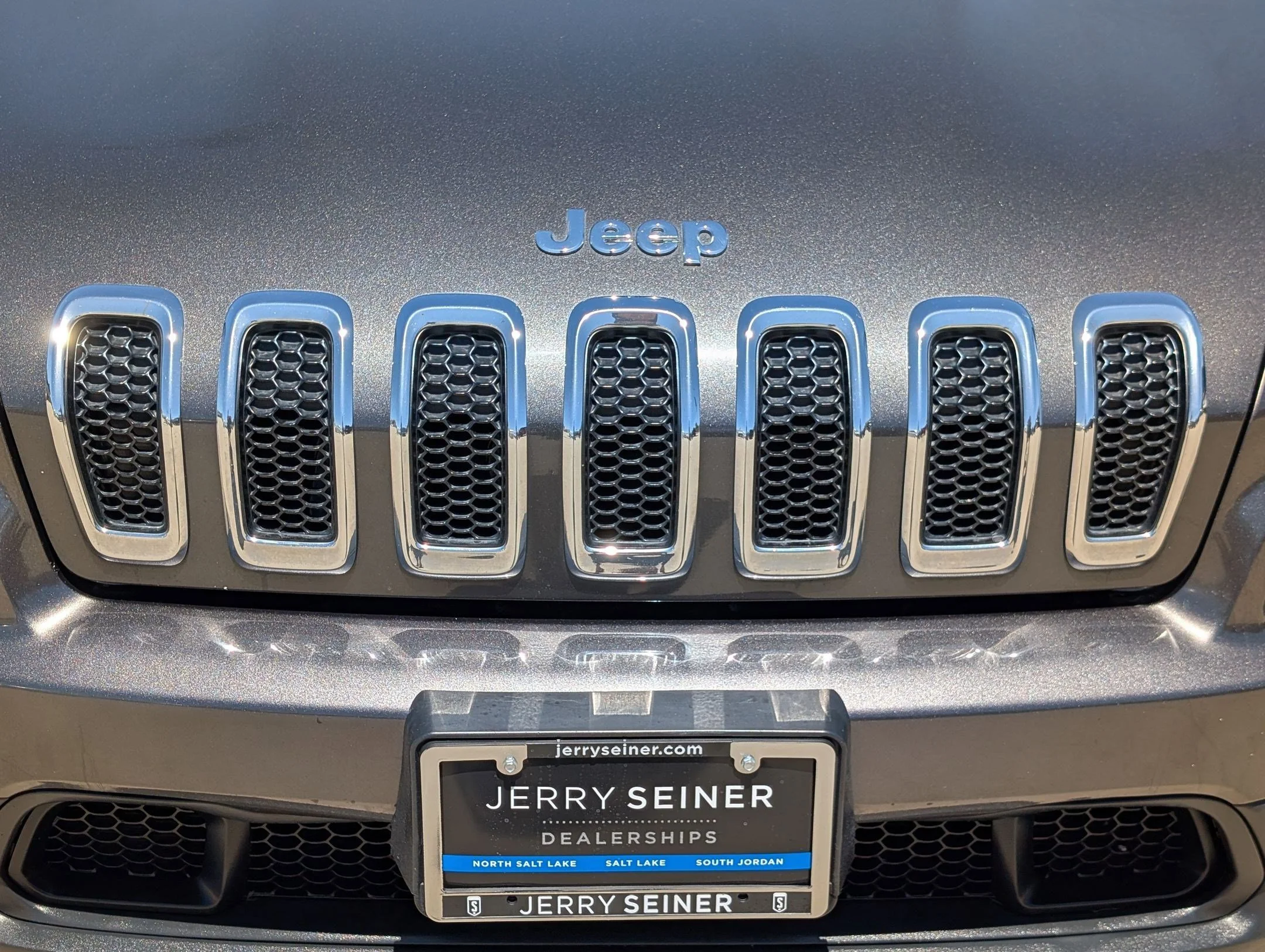 Used 2017 Granite Crystal Metallic Clearcoat Jeep Latitude image 9