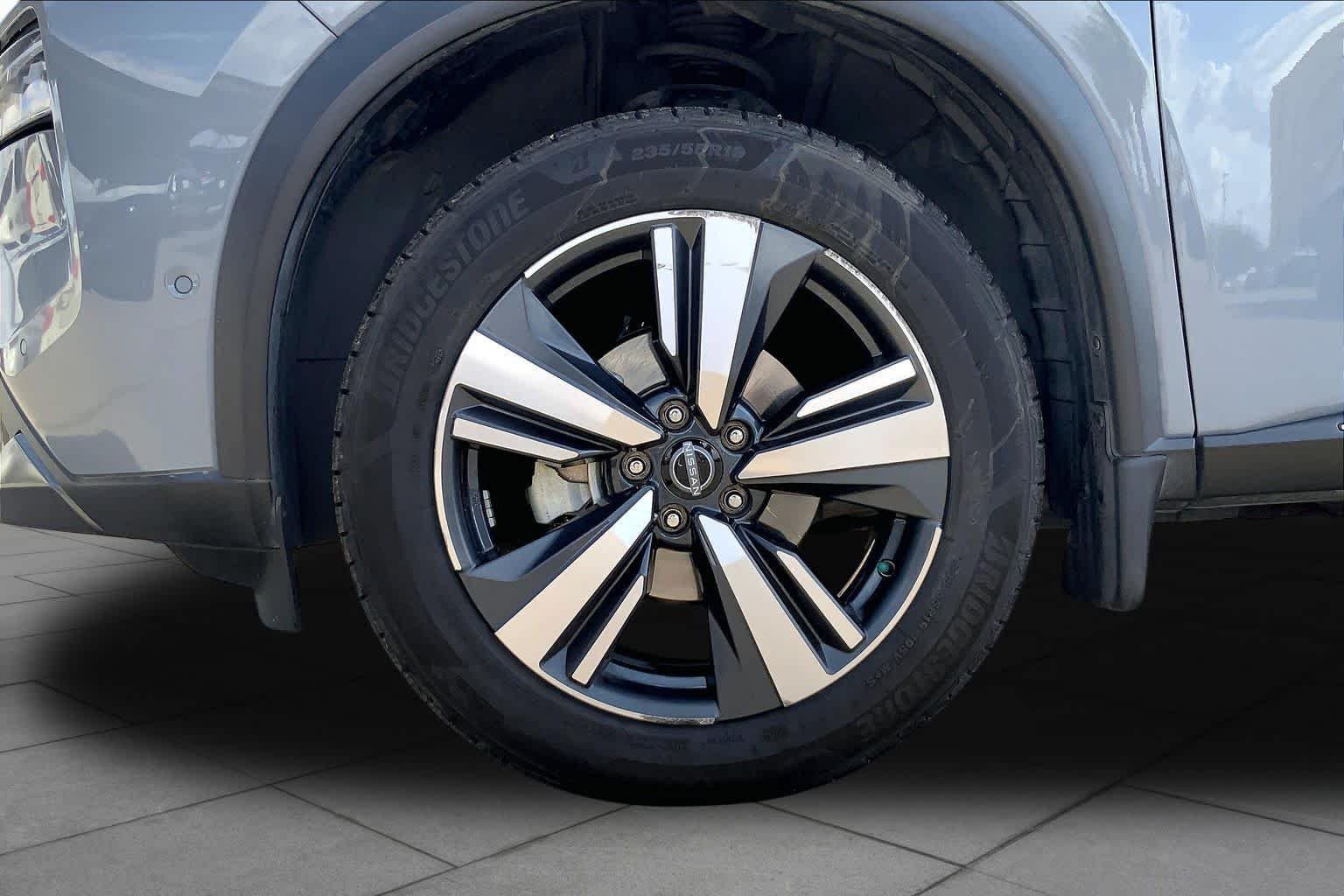 Used 2023 Boulder Gray Pearl Nissan SL image 11