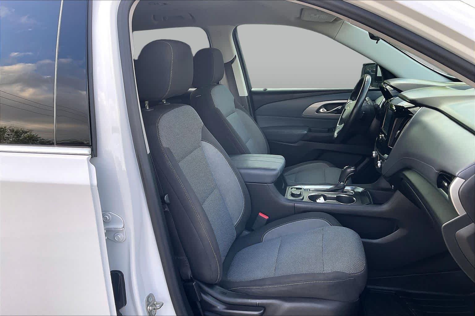 Used 2018 Summit White Chevrolet LT Cloth image 9