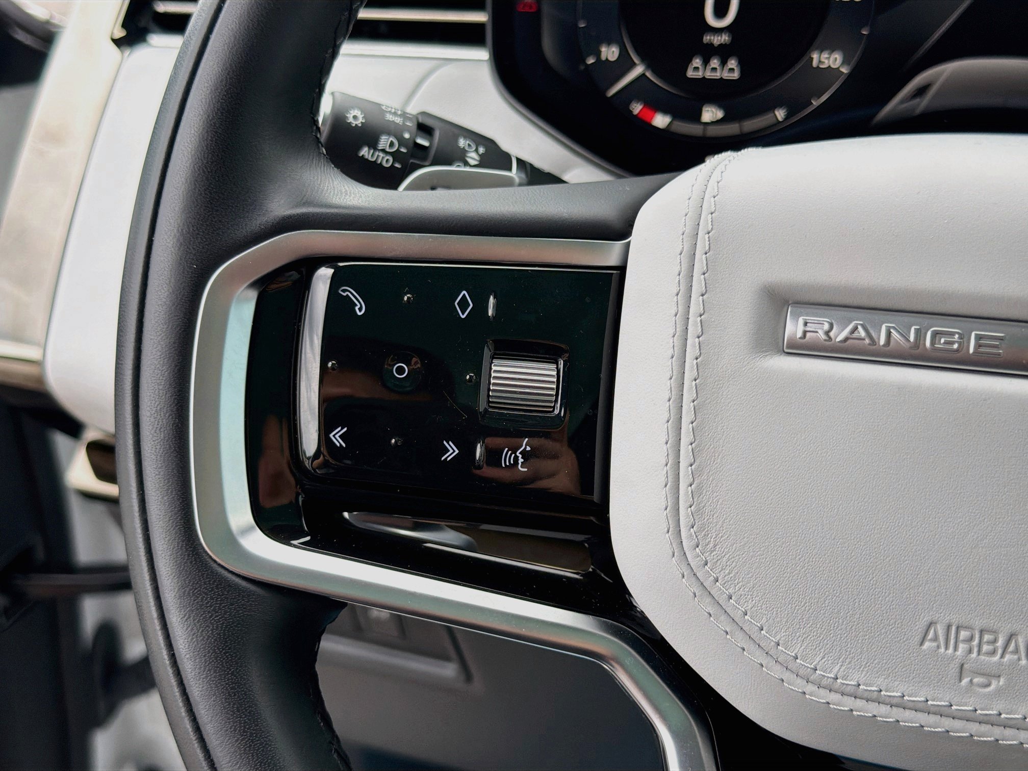 Used 2023 White Land Rover SE image 39