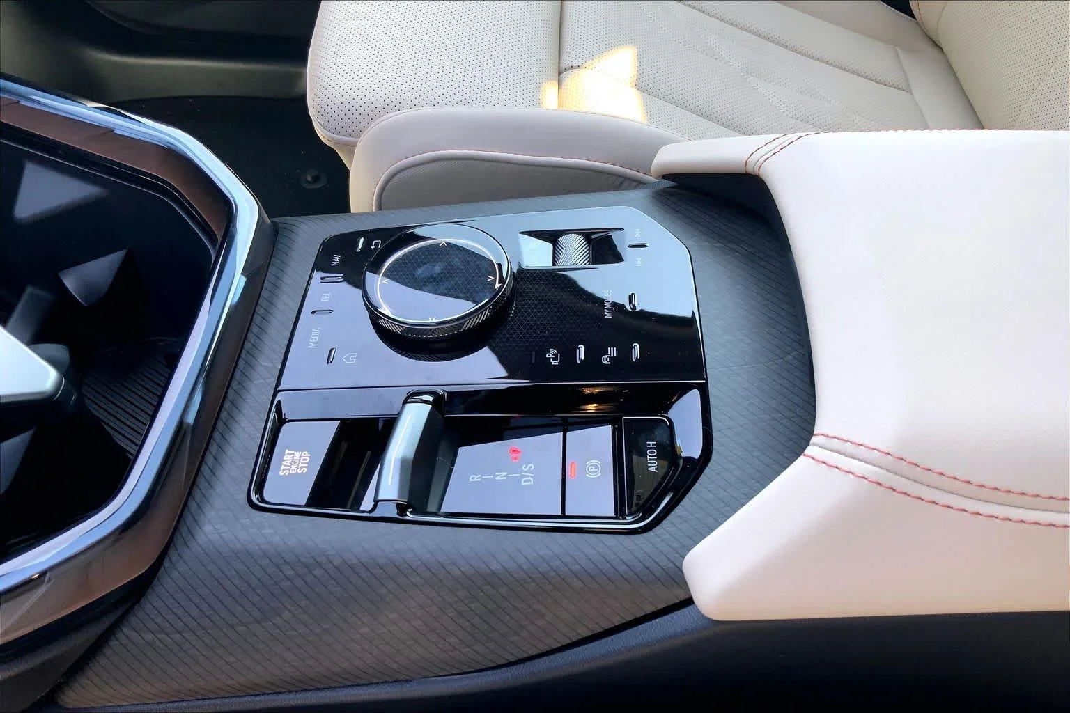 New 2026 Mineral White Metallic BMW 30 xDrive image 7
