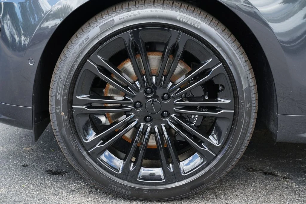 New 2026 Carpathian Grey Land Rover Dynamic SE image 9